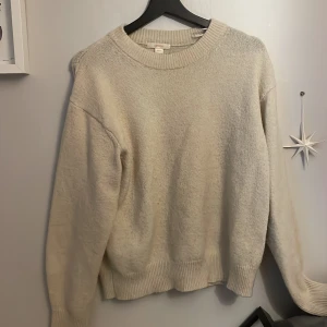 Beige stickad tröja - Mysig beige stickad tröja med rund halsringning, tröjan är nopprig! Storlek 158/164! Skulle säga att tröjan är som en S/M