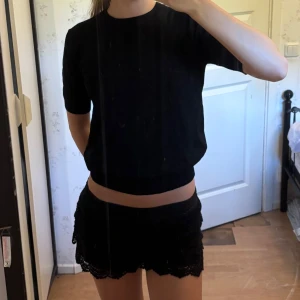 Svart kortärmad topp - Säljer min favvo T-shirt från Zara  i storlek S.🥲💗(Pris går att diskutera)
