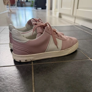 Valentino Flycrew - Säljer mina fina Valentinos som jag köpte på Vestiaire. Några nitar borta, och lite slitningar men fortfarande fina. Skickar fler bilder om det behövs 💕obs dem passar mig som har 39 i st