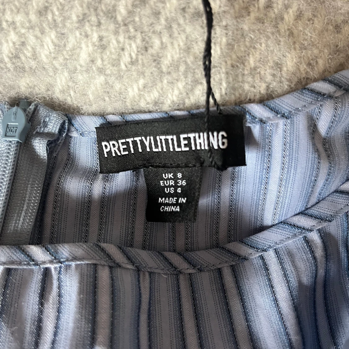 Blå- och vitrandig kort klänning PLT - 2