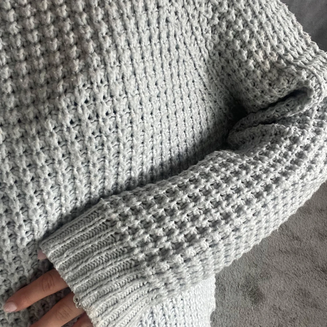 Ljusgrå stickad tröja med struktur - 2