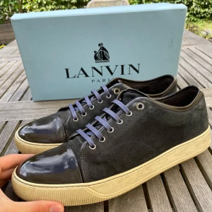 Lanvin skor  - Hej! Säljer nu dessa sjukt snygga Lanvin skor. Skorna är i okej skick! Vi rekommenderar att gå ner en storlek. Har ett begränsat antal boxar och dustbag! Hör gärna av dig vid frågor 
