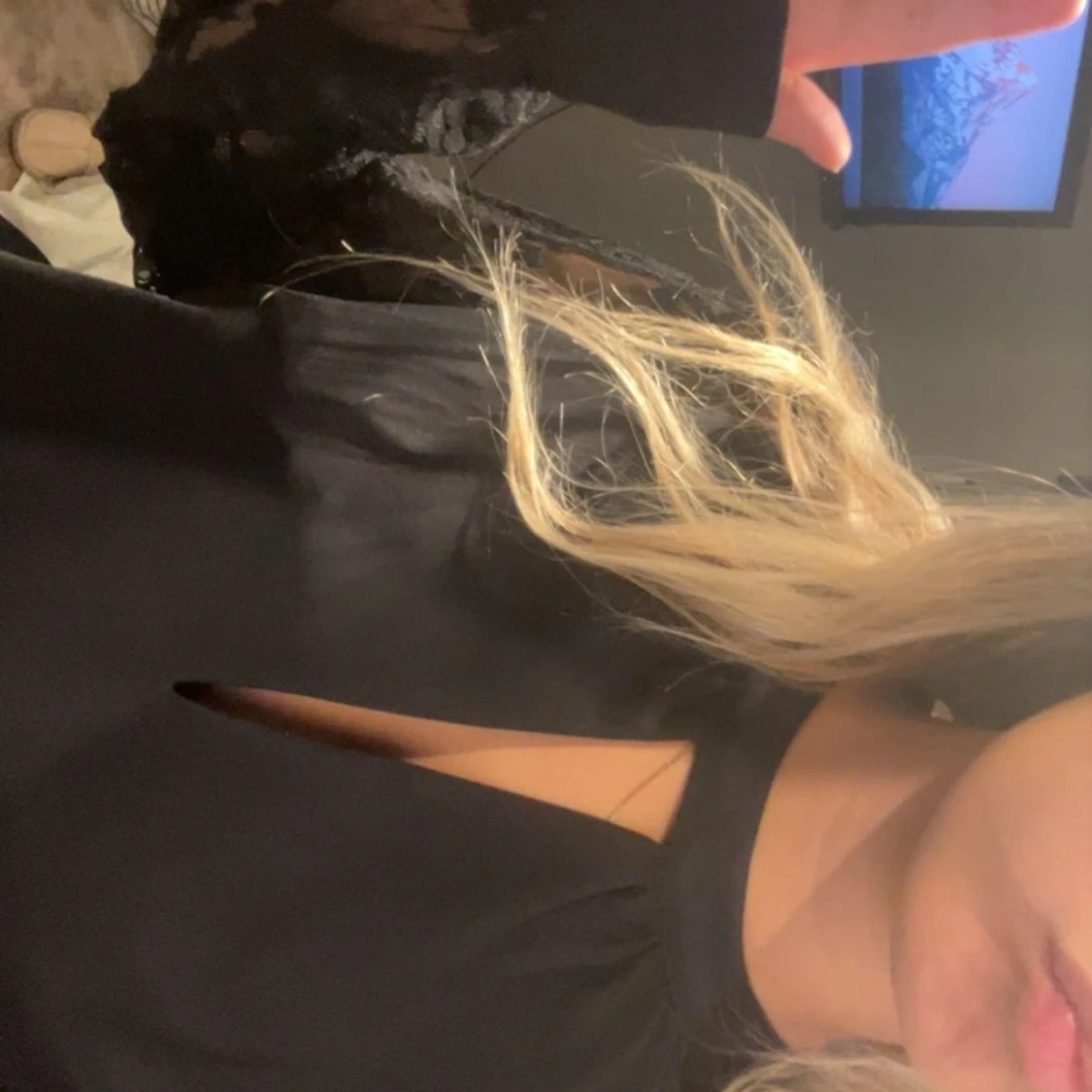 Svart blus med spetsärmar och slits - 1