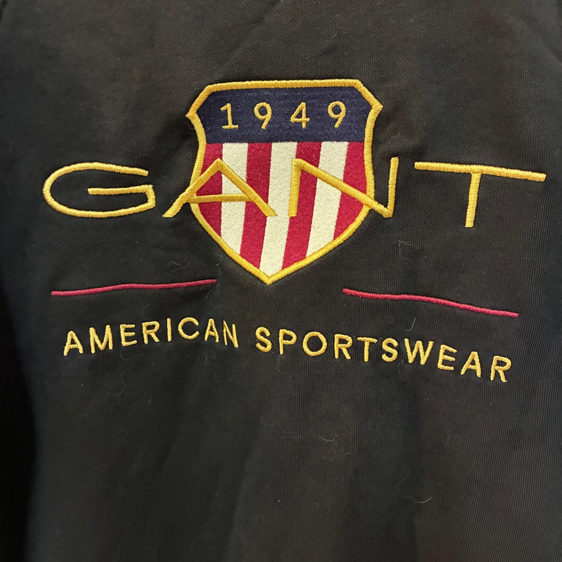 Svart sweatshirt från GANT med brodyr - 2