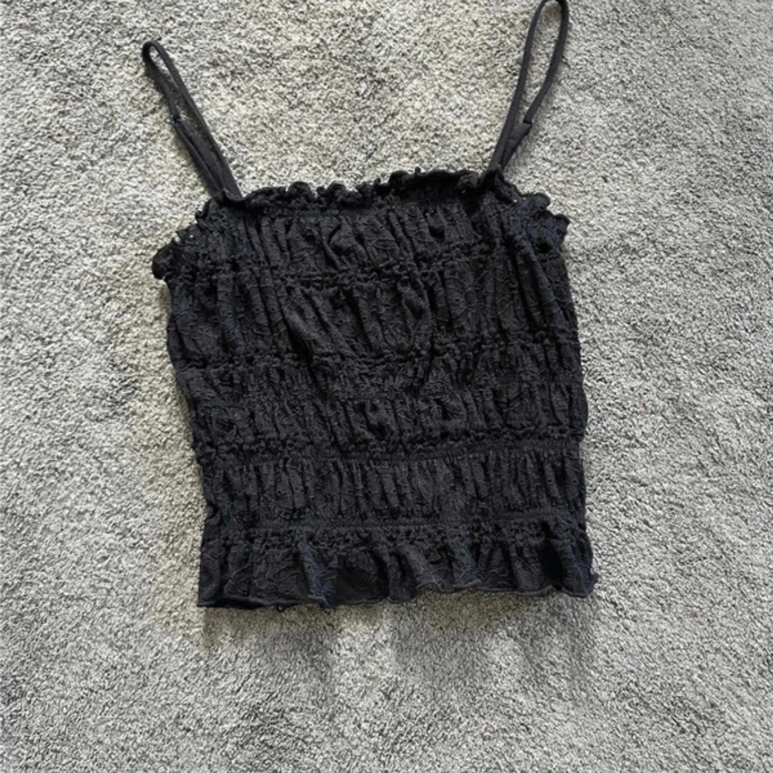 Svart volangig linnetopp - 1