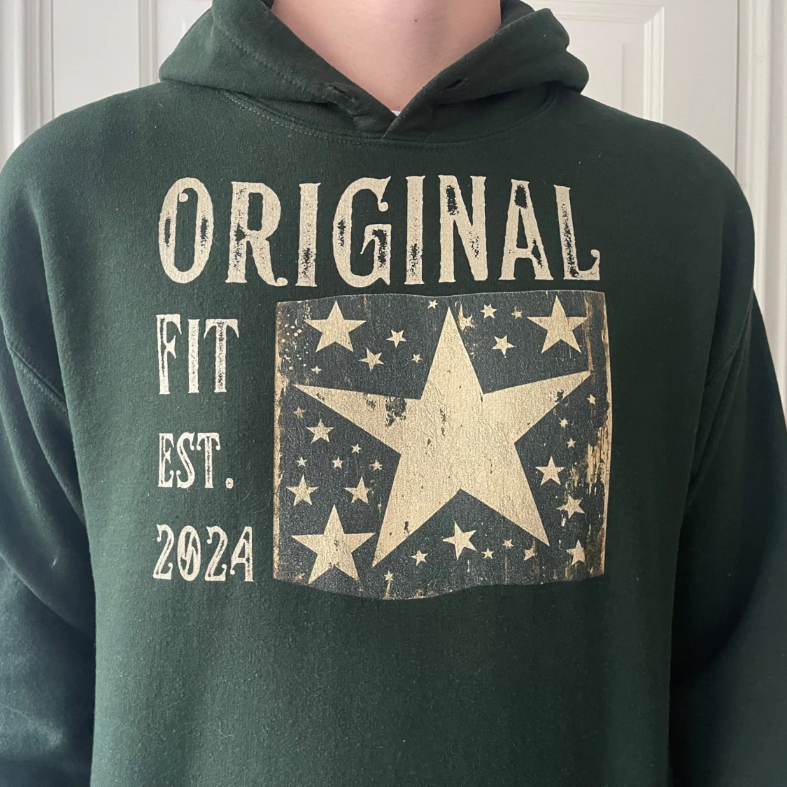 Mörkgrön hoodie ifrån Scndi med stjärntryck - 1