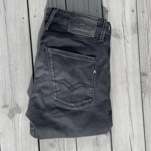  Replay jeans  - Säljer dessa feta Replay Anbass jeansen!          Storlek W32 | skick 8/10 | hör av dig vid frågor!     Obs storlekslapparna är borta