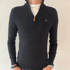 MORRIS HALF ZIP - Morris half zip i 100% merinoull - Sitter som en Xs (står M på lappen) - Mycket fint skick - Deluxecloset