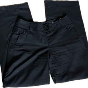 Svarta kostymbyxor  - Svarta kostymbyxor från HM. Wide leg-modell!! ❤️‍🔥 supersnygga, men säljer pga för många byxor. midjemått: 37cm Innerbenslängd: 79cm 