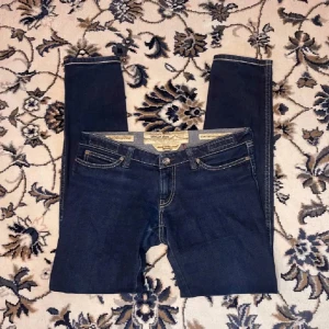 Jacob Cohën Jeans - Snygga blå jeans från Jacob Cohën med klassisk femficksdesign, kontrastsömmar och läderpatch bak. Modellen är slim fit med dragkedja och knapp i midjan. Jeansen är tillverkade i mjukt denimtyg med stretch för extra komfort. Pris kan diskuteras skriv om du har några frågor. Storlek 29 men passar 30