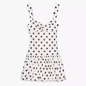 Prickig Zara klänning  - Säljer den trändiga slutsålda prickiga klänningen från Zara! Den är helt ny och var tyvärr förliten för mig och glömde skicka tilbaka, jag bär normalt S om det hjälper! Så den är ej som en medium! VILL GÅ BORT SÅ FORT SOM MÖJLIGT 