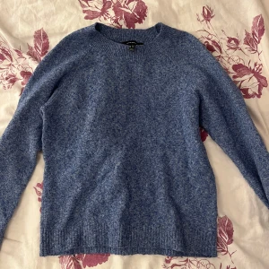 Blå stickad tröja från Vero Moda - Mysig blå stickad tröja från Vero Moda i storlek XS. Har använt ett fåtal gånger och ser oanvänd ut. Skriv för fler bilder eller funderingar