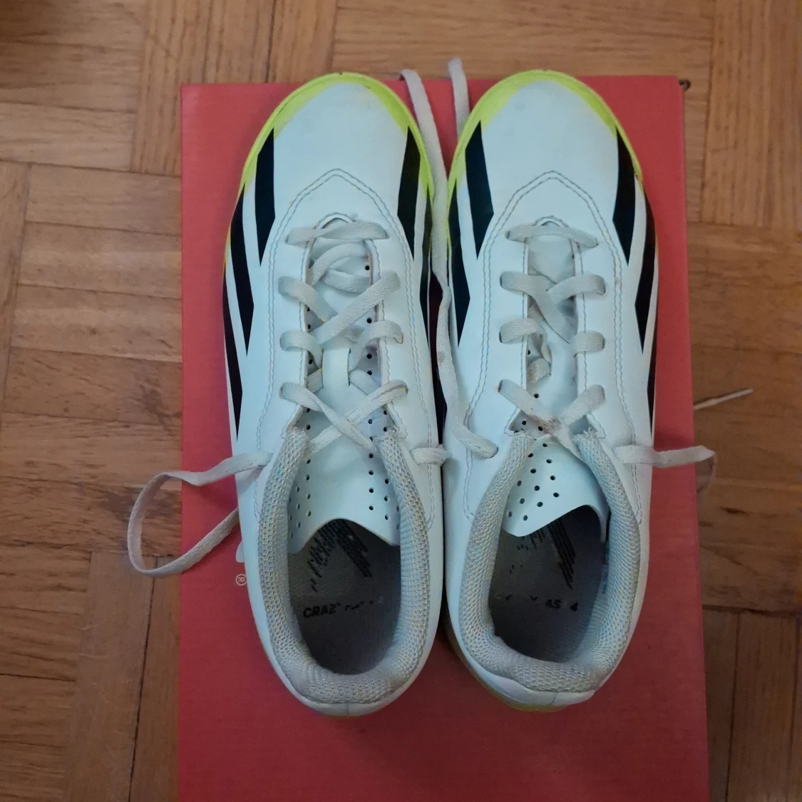 Adidas vita och neongula fotbollsskor