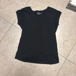 Svart basic t-shirt från Basic You men köpt på Ullared  - En svart, enkel och stilren t-shirt från Basic You men köpt på Ullared, ekologisk bomull. Modellen är klassisk med rund halsringning och korta ärmar. 