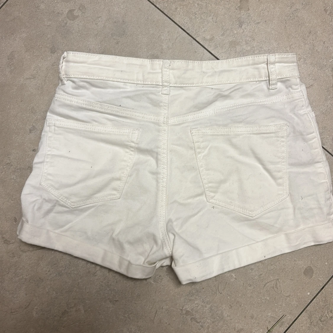 Vita jeansshorts från H&M  i storlek 158 - 1