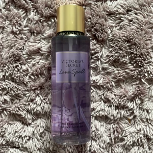 Victoria’s Secret body mist Love Spell - I princip helt ny, använd cirka 1-2 gånger