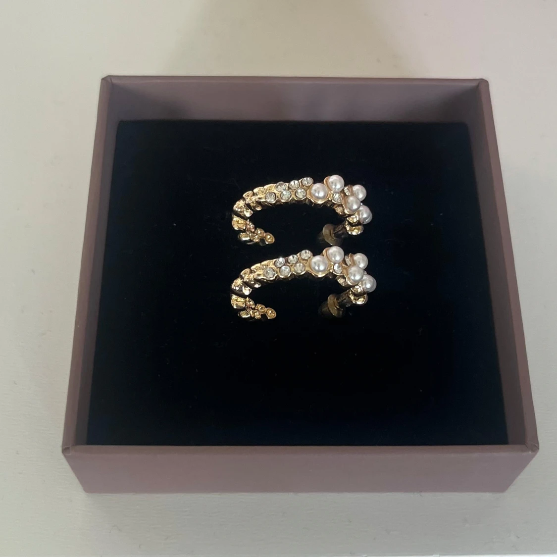 Guldiga örhängen med pärlor och stenar - 1