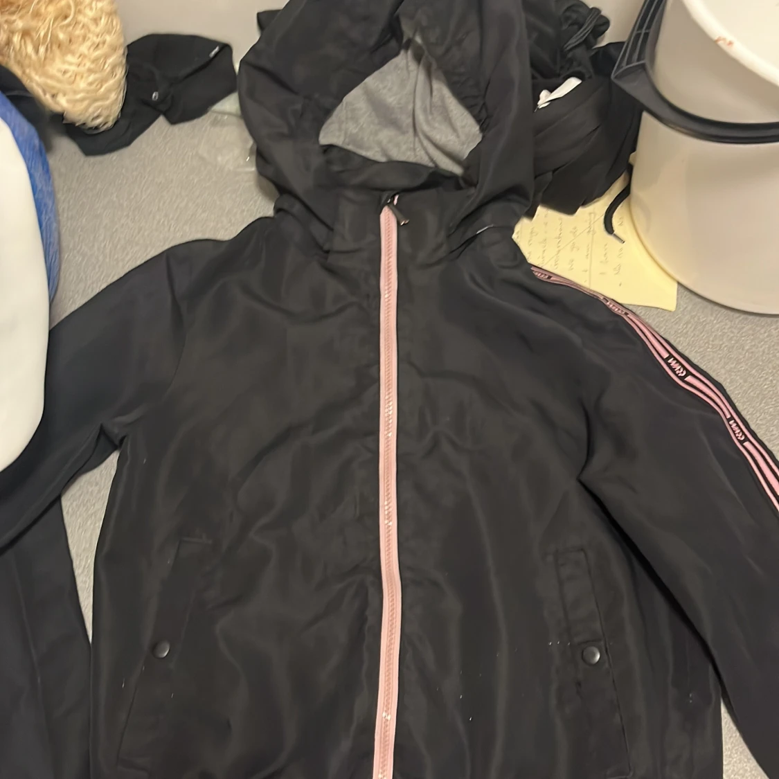 Svart vindjacka från Warp med huva