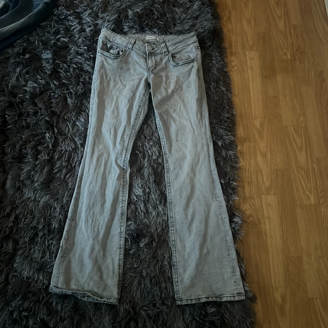 Ljusgrå bootcut jeans
