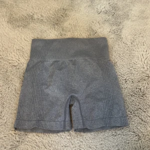  Träningsshorts  - Ett par superfina gråa shorts, säljer de de inte sitter bra på mig. Perfekta för träning eller gymmet! Mjukt och stretchigt material som sitter jätteskönt. 