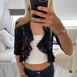 Spetskofta - Trekvartsärmad kofta i spets med volanger. Saknar lapp, därav vet jag inte märke eller storlek. Uppskattningsvis storlek XS. 