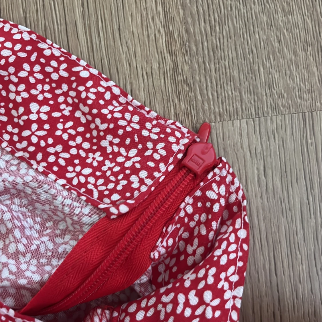 Röd långkjol med blommigt mönster - 2