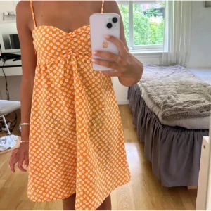 Klänning - supeerrrrr fin klänning köpt här på Plick, storlek XS  🏄‍♀️🌴🌴🧉🌺🌺🌻