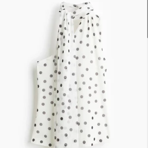 Prickig blus - En vit prickig blus från HM i silke. Tröjan är aldrig använd. Säljer då den var för stor. 