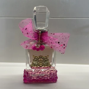 VIVA LA JUICY LE BUBBLY  - Superfin parfymflaska från Juicy Couture med genomskinligt glas, guldigt emblem och en stor kristallformad kork. Parfymen doftar fruktigt och fräscht och har även använts några få gånger❤️