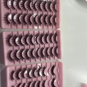 Flera par volymfransar i svart - Säljer tre askar med dramatiska lösögonfransar i svart. Fransarna är täta och fluffiga med en snygg volym, perfekta för att skapa en intensiv blick. De kommer i rosa förpackningar och är lätta att applicera för en glamorös look🤍🤍🤍.