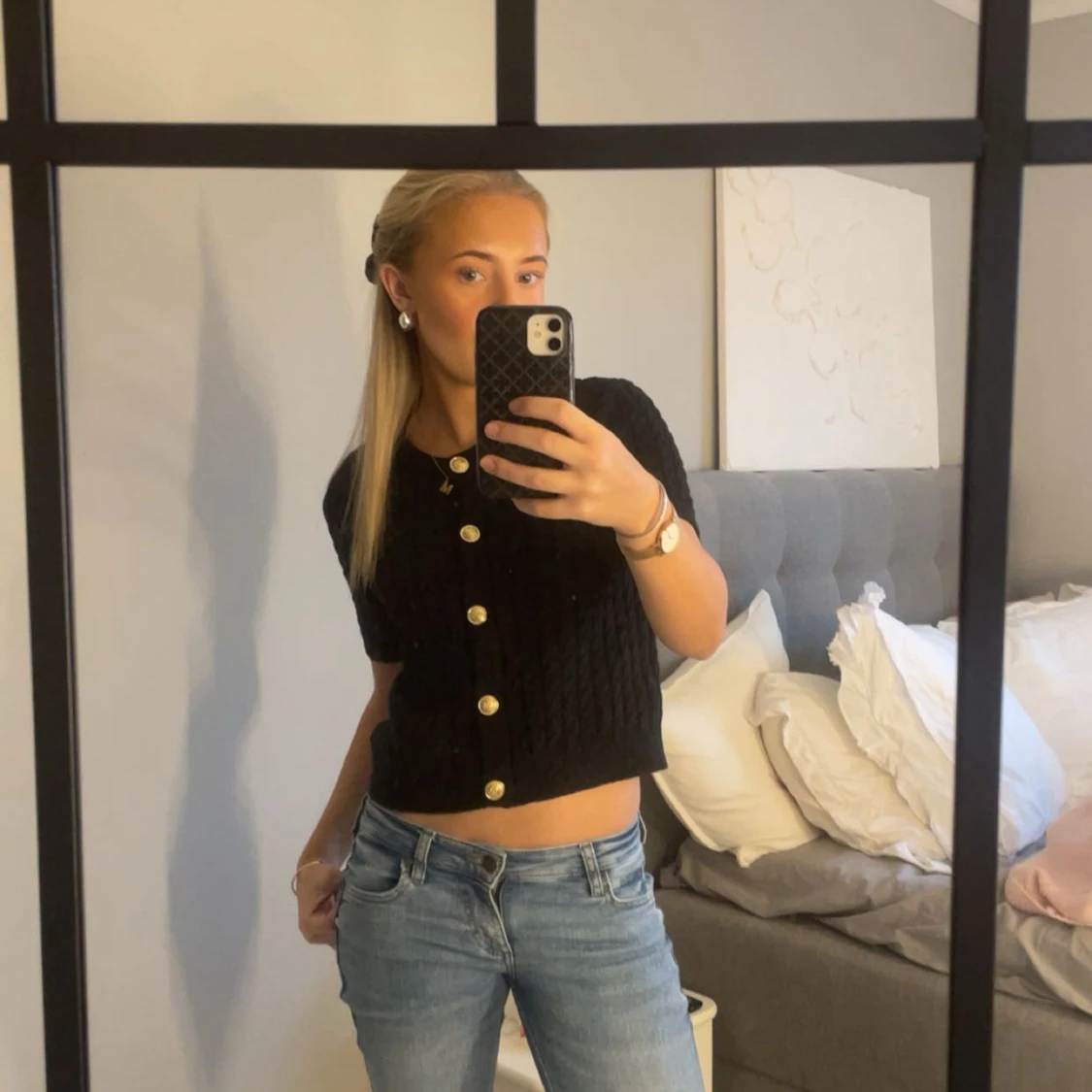 Svart stickad kofta med guldknappar - 1