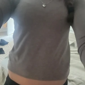 Beige långärmad tröja - Enkel och stilren beige långärmad tröja med rund halsringning. Tröjan har en slim passform och är perfekt att matcha med jeans eller kjol. Mjuk och skön, passar bra till lager-på-lager-stil.