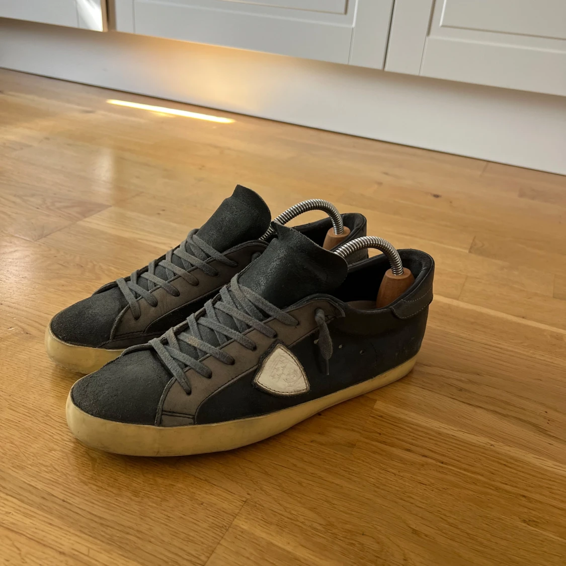 Navy Philippe Model sneakers i mocka - 1