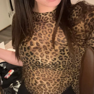 Leopard topp - Leopard topp som går att knytas både fram och bak och på sidan från NA-KD passar xs och s