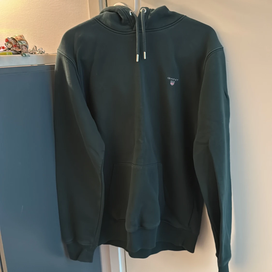 Mörkgrön hoodie från GANT