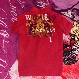 Vintage replay pikétröja  - Riktigt snygg röd piké från replay i storlek s 🫰hade aldrig sålt om den inte var för liten 💔💔