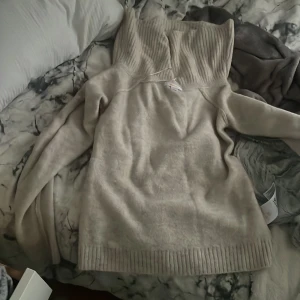 Beige stickad off shoulder tröja  från Gina Tricot - Mysig beige stickad off shoulder tröja  från Gina Tricot Perfekt för kyliga dagar och enkel att matcha med olika ou