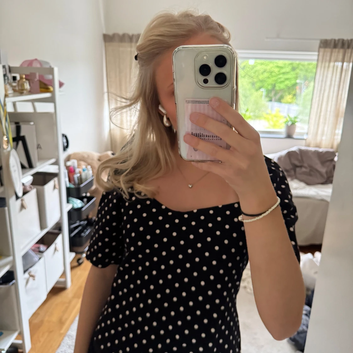 Svart prickig blus med puffärm