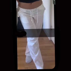 Vita lågmidjade linnebyxor  - Säljer ett par vita linnebyxor från gina tricot som är använda Max 2 gånger, de är från gina tricot och är från barnavdelningen i storlek 170 som motsvarar ungefär en storlek S🫶🏼