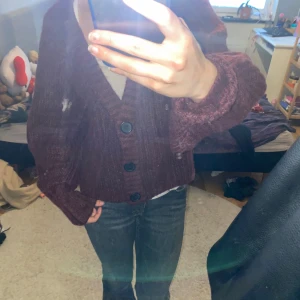 Burgundy stickad kofta med knappar - Mysig burgundy färgad stickad kofta med stora svarta knappar framtill. Koftan har en något oversized passform och långa ärmar. Perfekt för lager-på-lager och passar till både jeans och kjol. Aldrig använt 💕🤗