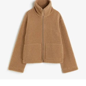 Brun teddyjacka H&M - Mysig brun teddyjacka med hög krage och dragkedja framtill från hm. Storlek xs och ingen skada, ingen täcken på användning. slutsåld på hemsidan 💕💕priset kan diskuteras och få mer bilder privat!!