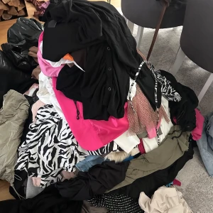 Gott o blandat  - Allt i bilden, en hel hög med alla kläder som finns uppe på sidan o mm, super fint skick, sommar, vinter kläder, jackor, kjolar, klänningar, jeans mm allt är xs-s/34-36 vissa grejer är me prislapp