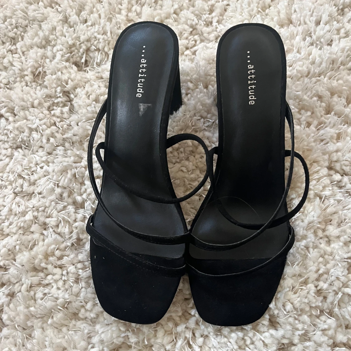 Svarta klackar med smala remmar från Attitude