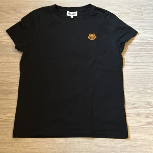 Svart kenzo tshirt - Kenzo tshirt i nyskick, storlek M men passar S ❣️❣️