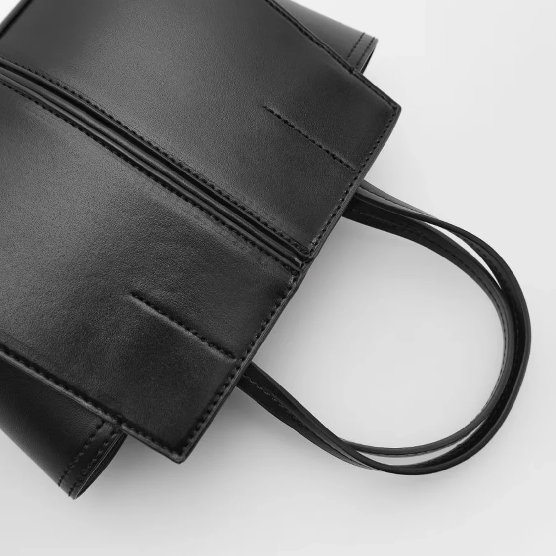 Svart handväska med axelrem - Zara - 4