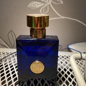 Versace  parfymflaska blå och guld(Dylan blue) - Versace dylan blue inprincip full, sprejad få antal gånger.