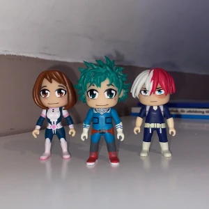 Tre animefigurer från My Hero Academia - Skriv om individuell köp ensam figur kostar 10kr