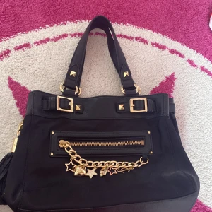 Svart handväska från Juicy Couture med gulddetaljer - Vintage Nylon Mini Daydreamer från Juicy Couture i svart. Väskan är helt felfri och nästan helt oanvänd om du vill kan du byta väskan mot en annan juicy väska xoxo