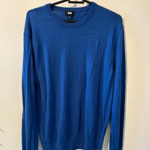 Stickad tröja - Riktigt stilig blå tröja från Uniqlo. Sitter riktigt bra och är i bra skick,
