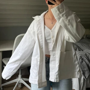 Vit jeansjacka från Weekday - Säljer en vit oversized jeansjacka från Weekday. Jackan har lång ärm, rak passform och stängs med knappar. Ytterst sällan använd🤍
